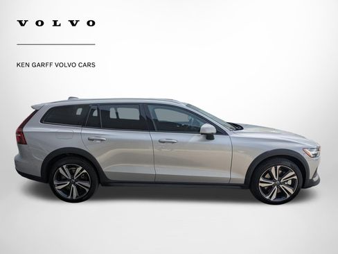 Used 2025 Volvo V60 B5 Cross Country Plus image 2