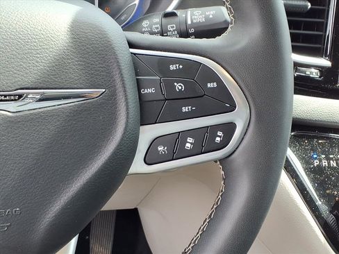 Used 2023 Chrysler Pacifica Touring-L image 20