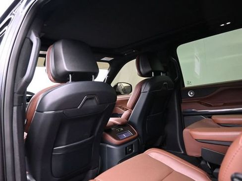 Used 2025 Lincoln Navigator Reserve AWD/4WD image 24