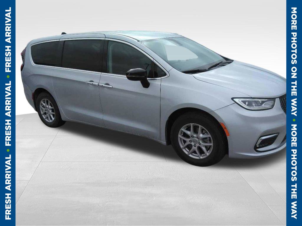 Used 2024 Chrysler Pacifica Touring-L FWD image 1