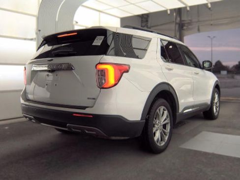 Used 2020 Ford Explorer XLT w/ Equipment Group 202A AWD/4WD image 4