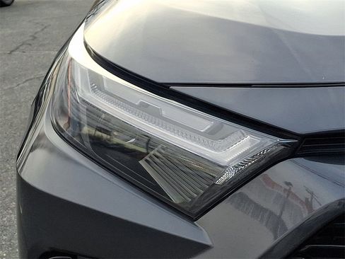 Used 2022 Toyota RAV4 SE image 11