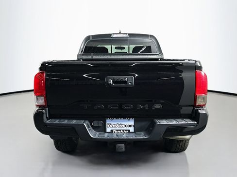 Used 2017 Toyota Tacoma TRD Off-Road AWD/4WD image 7