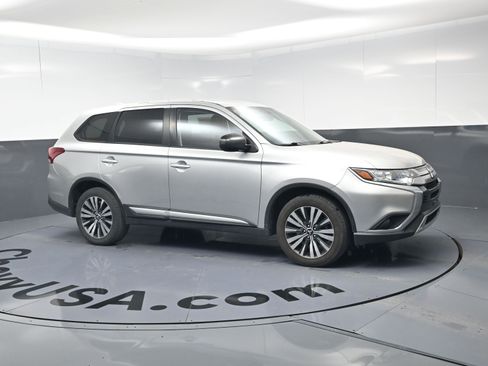 Used 2020 Mitsubishi Outlander ES image 2