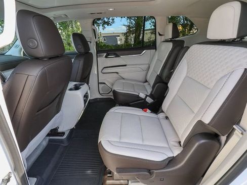 Used 2025 GMC Acadia Denali w/ Super Cruise Package FWD image 28