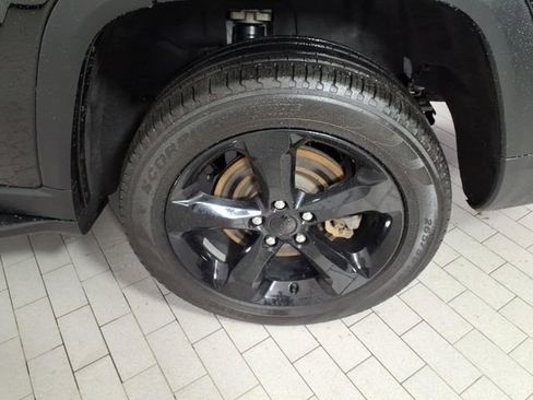 Used 2024 Jeep Grand Cherokee L Limited w/ Black Appearance Package AWD/4WD image 8