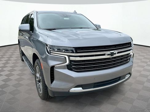 Used 2021 Chevrolet Suburban LT w/ Luxury Package RWD image 3