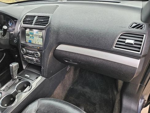 Used 2017 Ford Explorer XLT w/ Equipment Group 202A AWD/4WD image 15