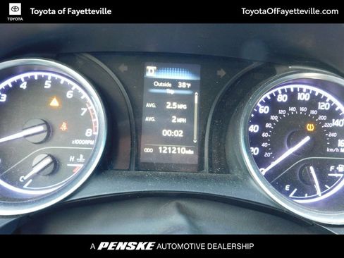 Used 2018 Toyota Camry LE image 5