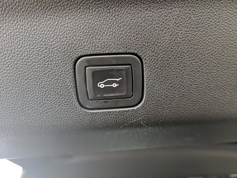 Used 2021 GMC Yukon Denali w/ Denali Premium Package image 10