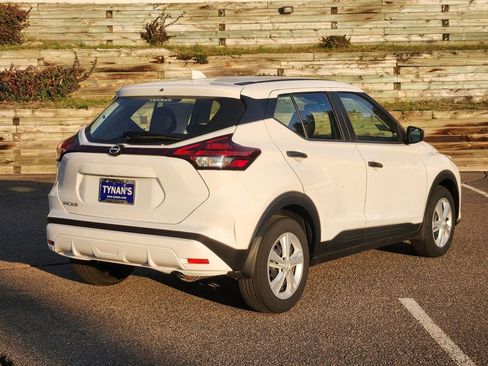 New 2025 Nissan Kicks Play S image 3
