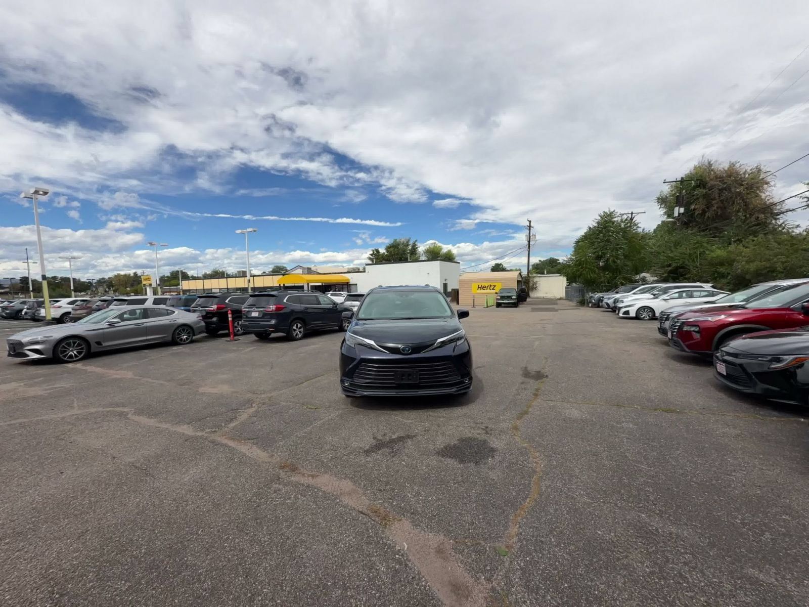 Used 2025 Toyota Sienna XLE FWD image 4
