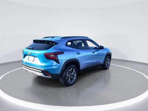 Used 2025 Chevrolet Trax LT image 8