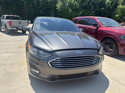 Used 2020 Ford Fusion SE w/ Equipment Group 151A FWD image 2