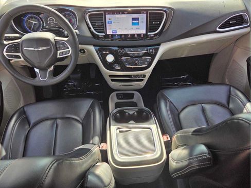 Used 2023 Chrysler Pacifica Touring-L FWD image 8