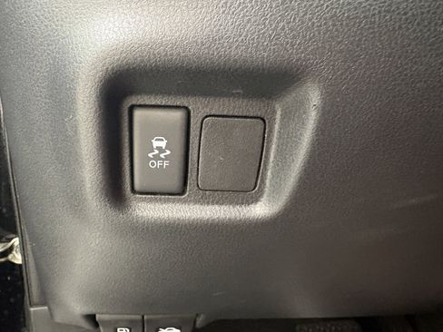 Used 2018 Nissan Versa SV w/ SV Special Edition Package image 17