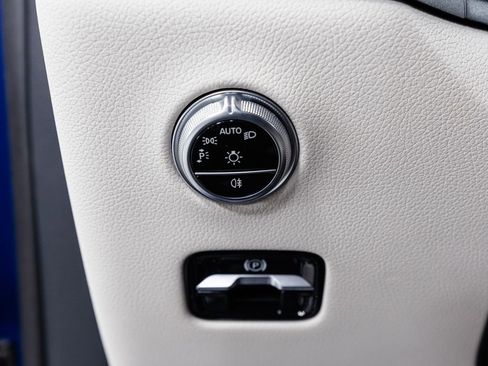 Used 2025 Mercedes-Benz GLC 350e 4MATIC w/ Driver Assistance Package image 10