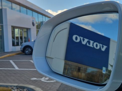 Used 2025 Volvo XC90 B6 Plus w/ Protection Package Premier image 17