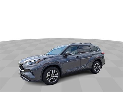 Used 2022 Toyota Highlander XLE image 4
