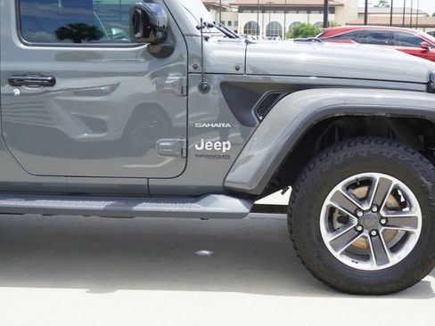 Used 2019 Jeep Wrangler Unlimited Sahara AWD/4WD image 9