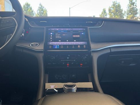 Used 2024 Jeep Grand Cherokee Limited image 21