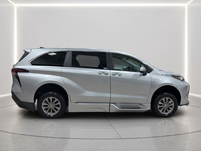 Used 2023 Toyota Sienna XLE FWD image 6