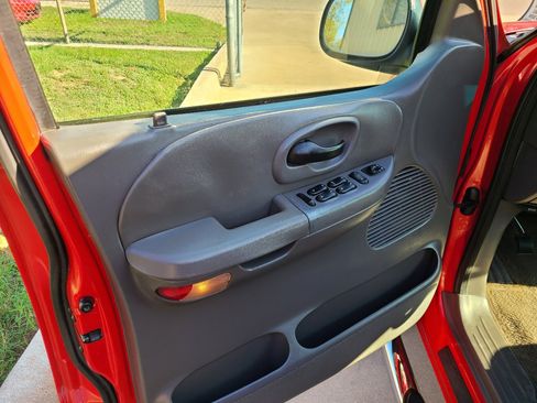 Used 2001 Ford F150 XLT image 9