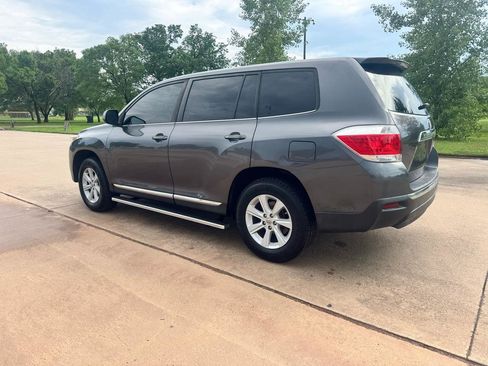 Used 2012 Toyota Highlander FWD w/ Tow Pkg image 5