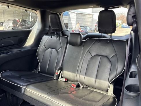 Used 2025 Chrysler Pacifica Limited image 12