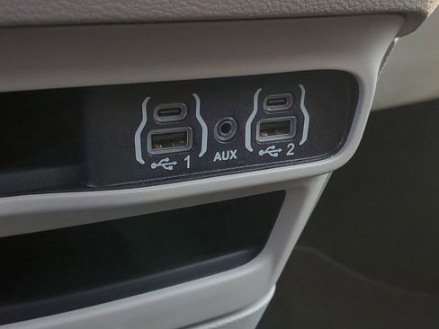 Used 2024 Chrysler Pacifica Touring-L image 28