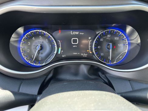 Used 2023 Chrysler Pacifica Touring-L FWD image 22