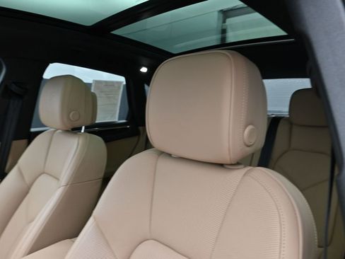Certified 2025 Porsche Macan AWD/4WD image 16