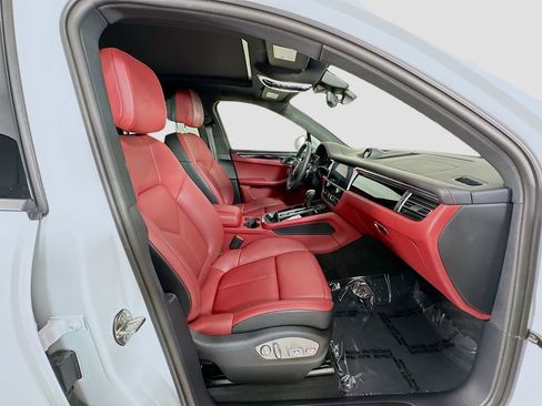 Certified 2026 Porsche Macan AWD/4WD image 31