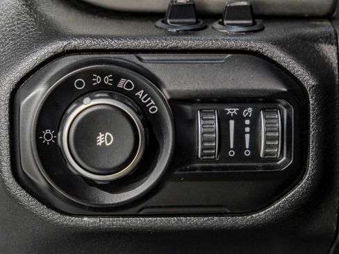 Used 2018 Jeep Wrangler Unlimited Sahara image 27