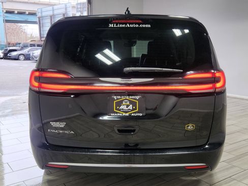 Used 2024 Chrysler Pacifica Touring-L image 4