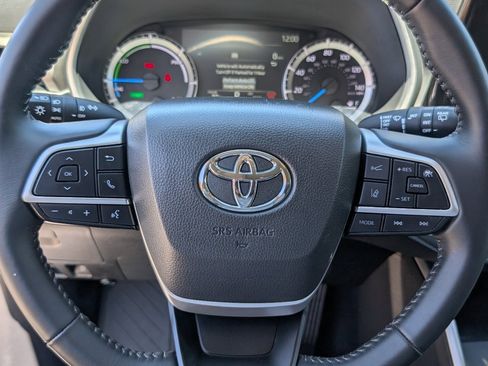 Used 2025 Toyota Highlander XLE image 19