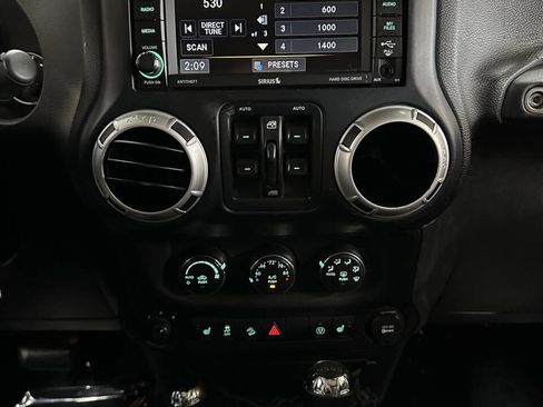 Used 2015 Jeep Wrangler Unlimited Sahara w/ Connectivity Group image 27