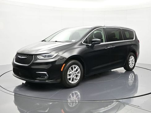 Certified 2023 Chrysler Pacifica Touring-L image 1