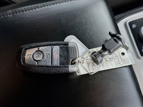 Used 2020 Ford Explorer XLT AWD/4WD image 34