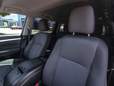 Used 2019 Toyota Highlander LE AWD/4WD image 13