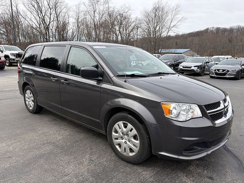 Used 2019 Dodge Grand Caravan SE w/ UConnect Hands-Free Group image 4