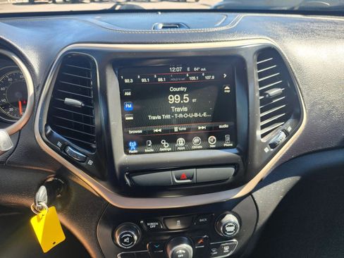 Used 2017 Jeep Cherokee Latitude FWD image 24