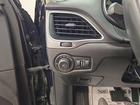 Used 2019 Jeep Cherokee Latitude Plus FWD image 32