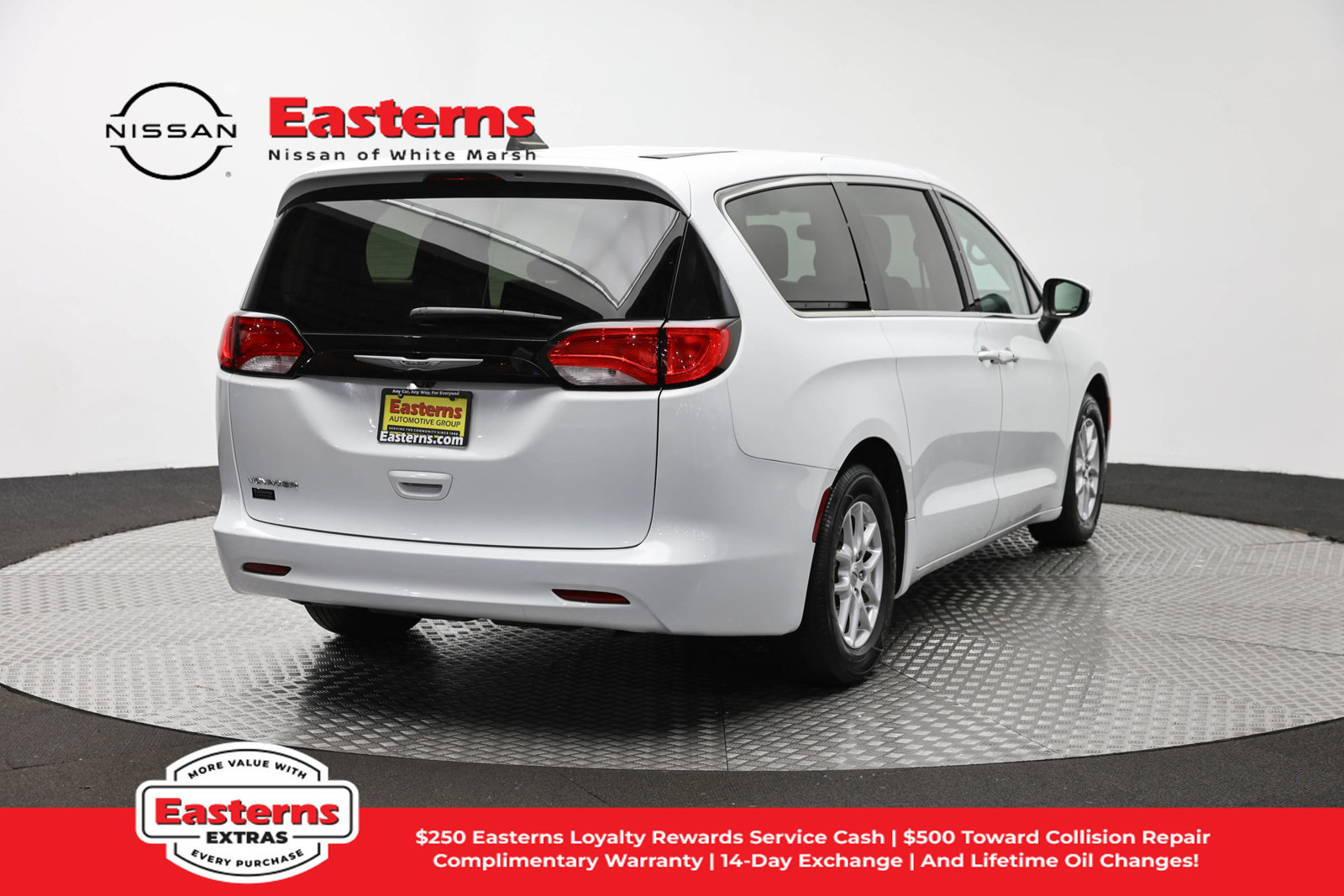 Used 2023 Chrysler Voyager LX FWD image 5