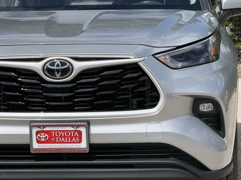 Used 2024 Toyota Highlander XLE FWD image 9