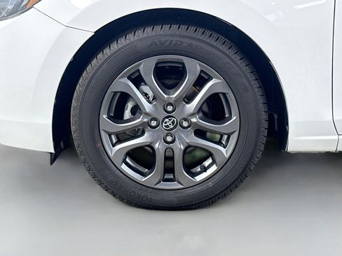 Used 2019 Toyota Yaris L image 38