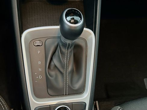 Used 2025 Hyundai Venue SEL image 24