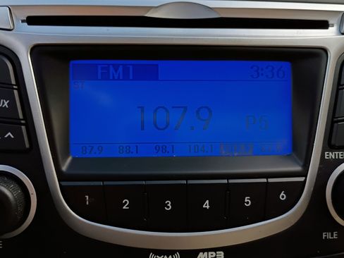 Used 2012 Hyundai Accent GLS image 18