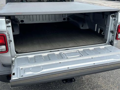 Used 2022 Jeep Gladiator Willys image 11
