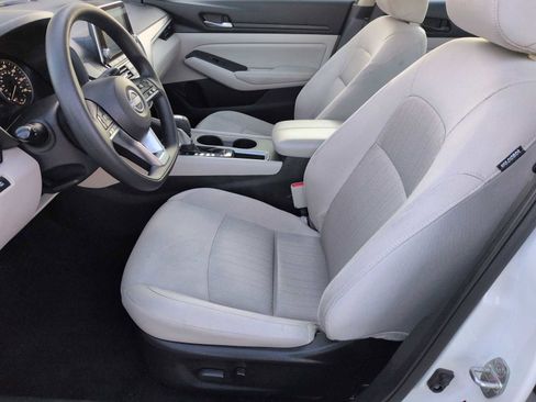 Used 2025 Nissan Altima 2.5 SV FWD image 14